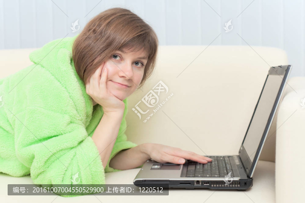 穿著電腦的年輕女性的著裝肖像