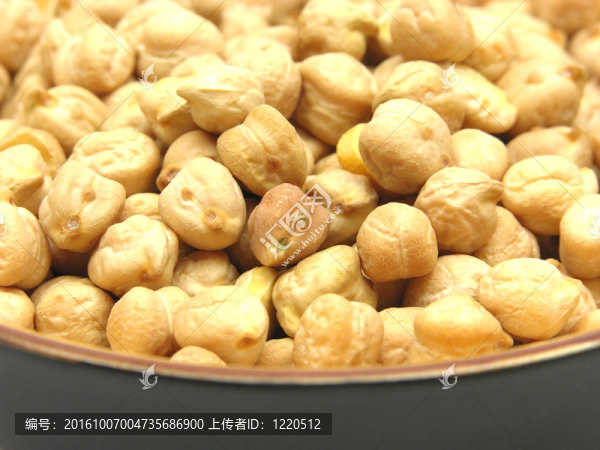 一碗鷹嘴豆在白色陶瓷