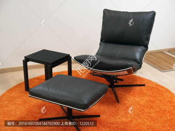 現(xiàn)代設(shè)計(jì)的躺椅