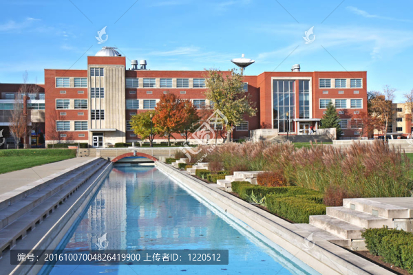 大學校園的建筑與倒影池