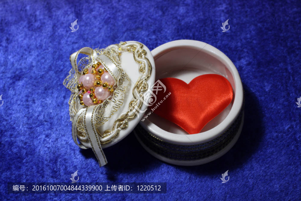 紅心在打開盒子上藍(lán)色天鵝絨