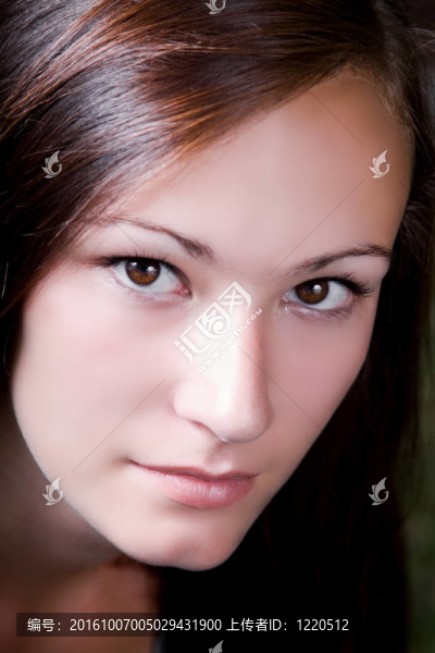 接近一個十幾歲的女孩