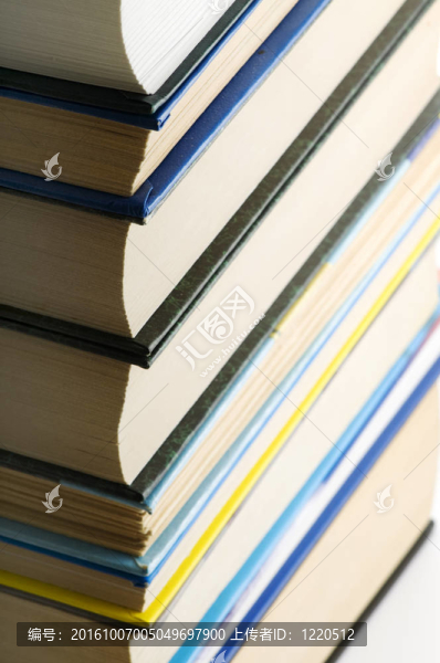 白色背景上的舊書籍
