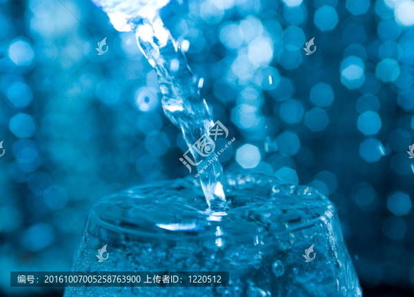 水被倒進(jìn)玻璃