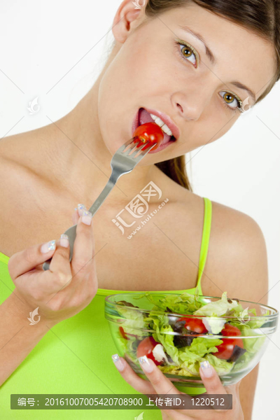婦女吃沙拉的肖像