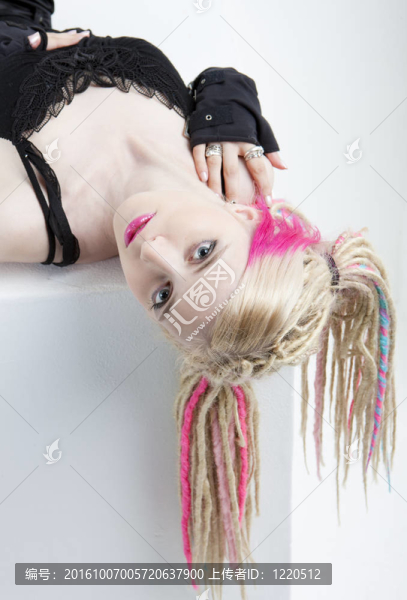 說謊的年輕女子長發(fā)綹的肖像
