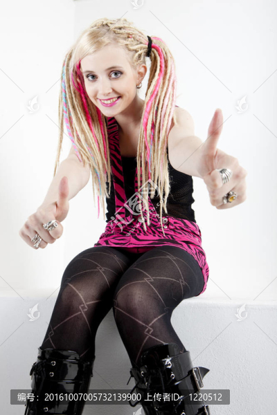 坐著的年輕女子的發(fā)髻