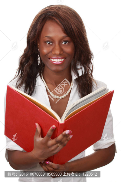 女人拿著一本書