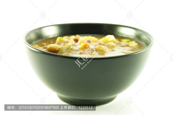 在一個(gè)黑碗里的蔬菜湯