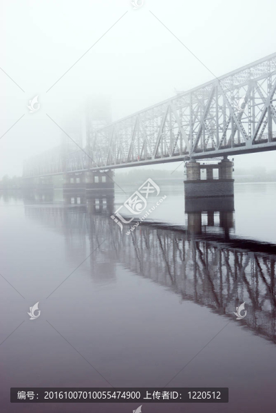 鐵路橋。黎明的薄霧