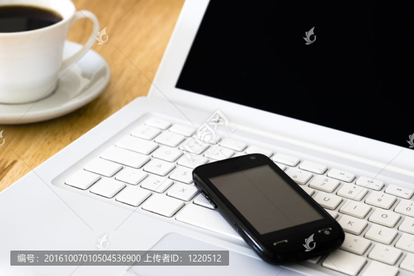 白色筆記本電腦和咖啡杯