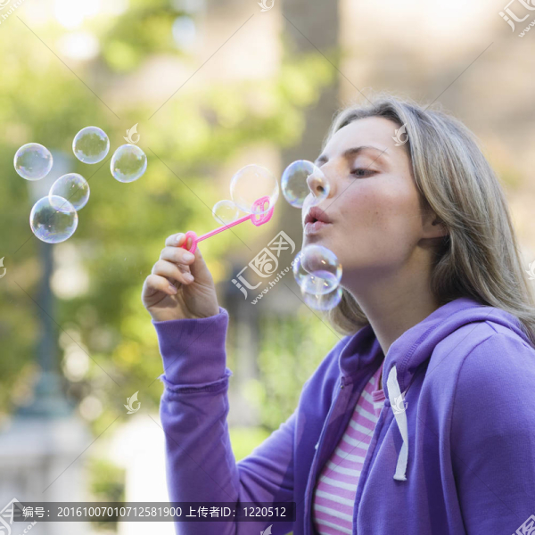 少女吹泡泡