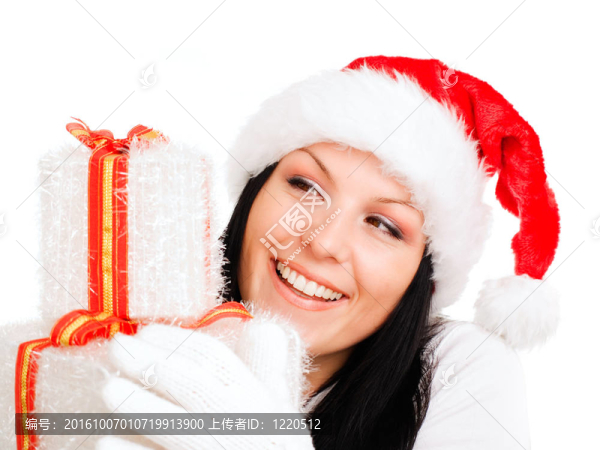 微笑的女人在冬天看圣誕禮物
