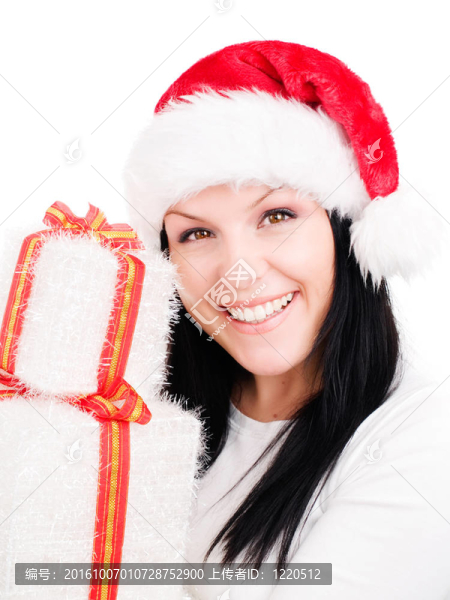 微笑的女人在圣誕節(jié)的衣服舉行禮物超過白色