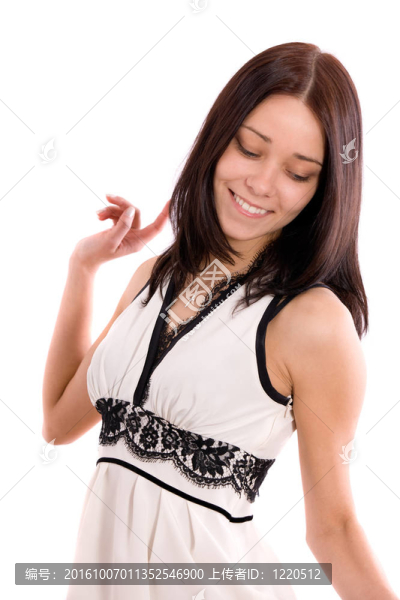 穿白色連衣裙的女孩