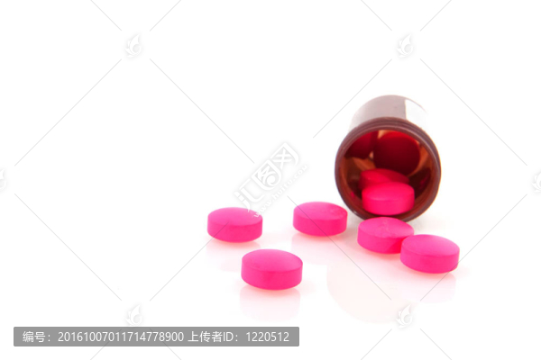 老人手拿藥