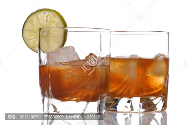 白色冰塊的威士忌杯