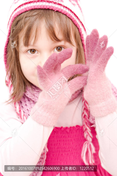 小女孩戴帽子和手套孤立在白色