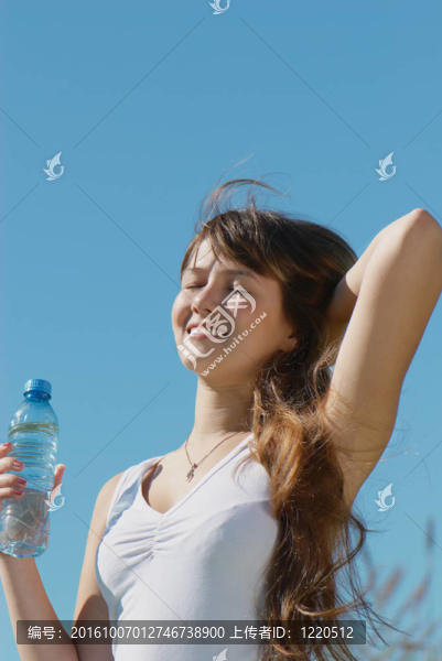 帶著一瓶水的女孩