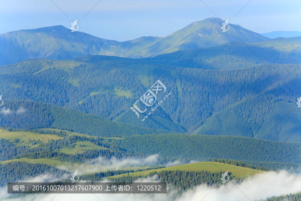夏季云霧山景觀