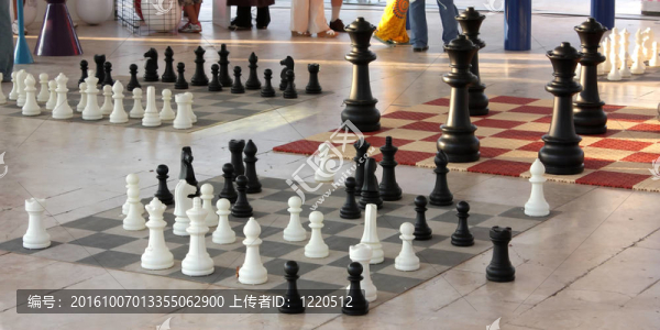 不同大小的棋子在棋盤
