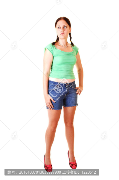 穿牛仔短褲的漂亮女孩。