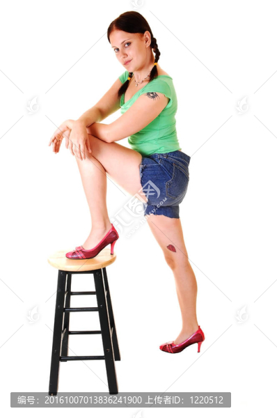 穿牛仔短褲的漂亮女孩。