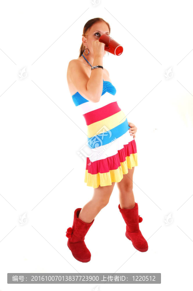 漂亮的女孩穿著五顏六色的衣服。