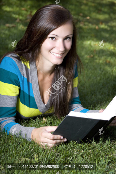 接近一個女人讀一本書