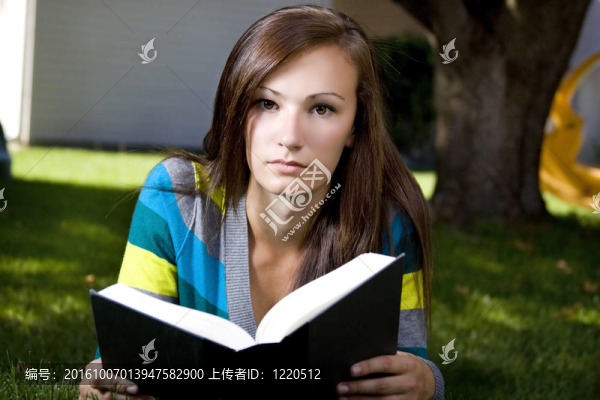 接近一個女人讀一本書