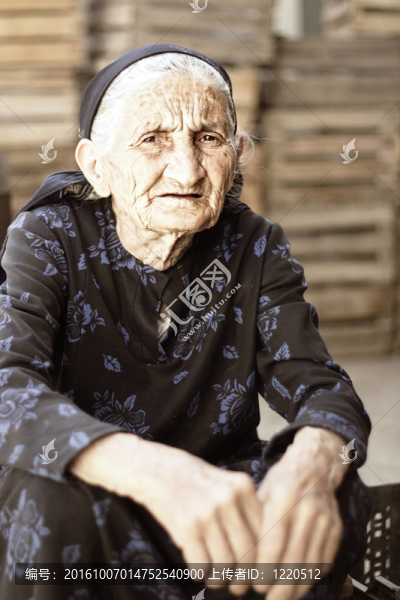 穿著禮服的高級女人