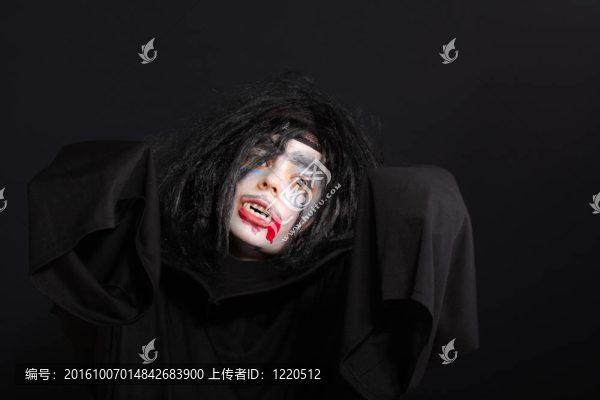 吸血鬼男孩伸出手