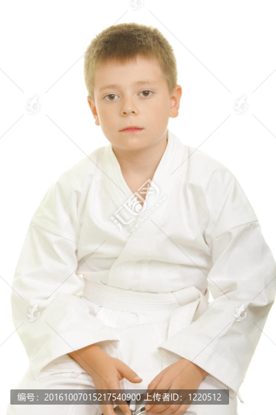 嚴重的功夫小男孩坐在膝蓋上