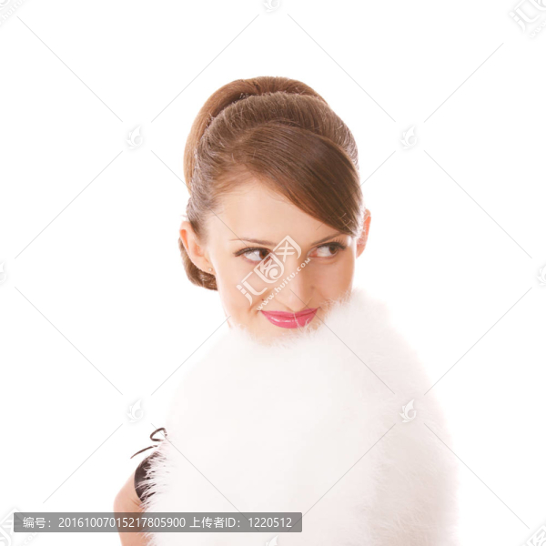 穿著毛皮大衣的年輕優(yōu)雅的女人