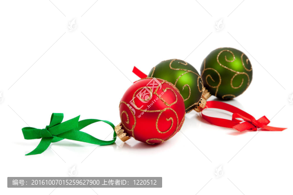 在白色的紅色和綠色的閃閃發(fā)光的圣誕飾品
