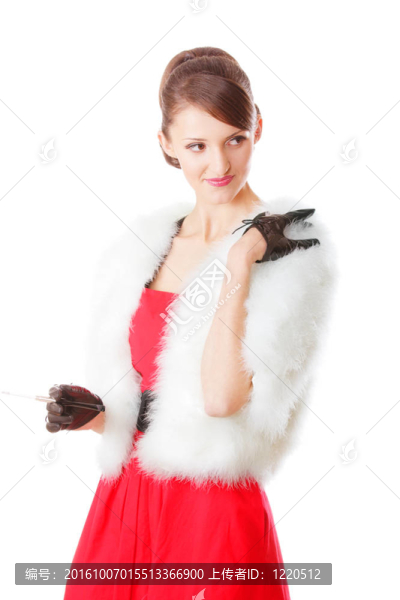 穿著毛皮大衣的女士看著離開(kāi)