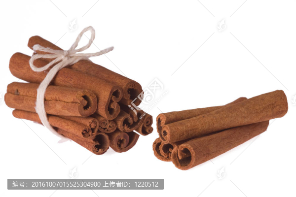 桂皮；八角和丁香孤立在白色背景