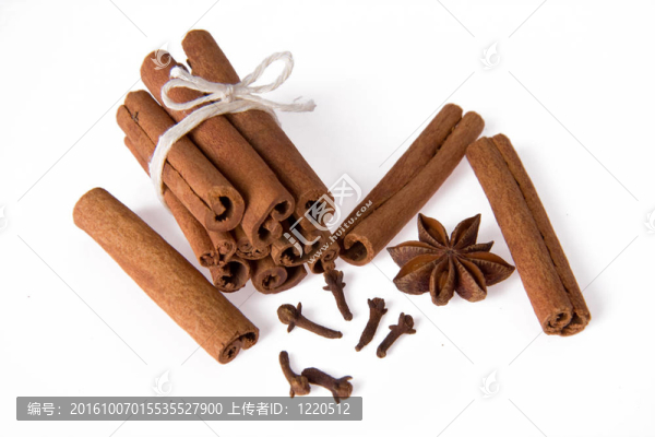 桂皮；八角和丁香孤立在白色背景