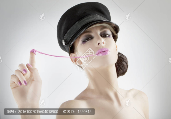 年輕漂亮的女孩拉泡泡糖