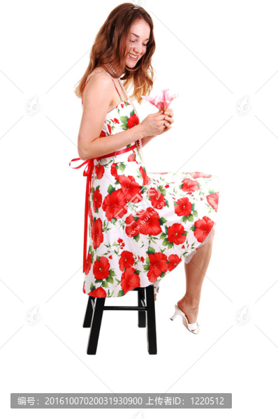 漂亮的女孩穿著五顏六色的衣服。