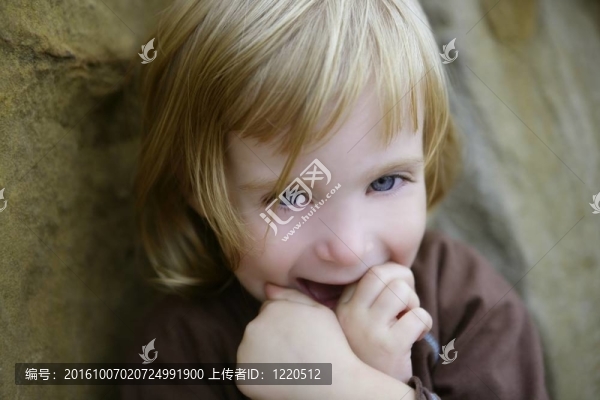 金發(fā)小女孩與有趣的手勢