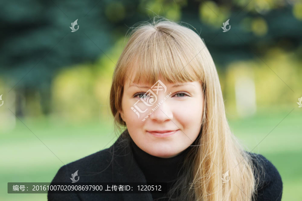 穿黑大衣的女人