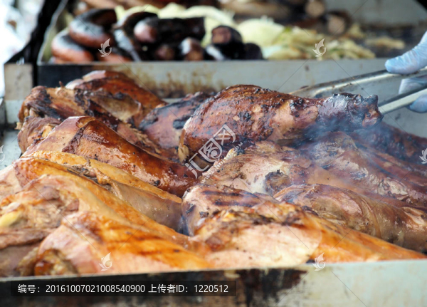 燒烤架上的雞肉