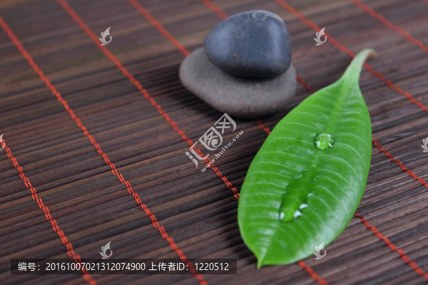 竹餐巾上的綠色床單