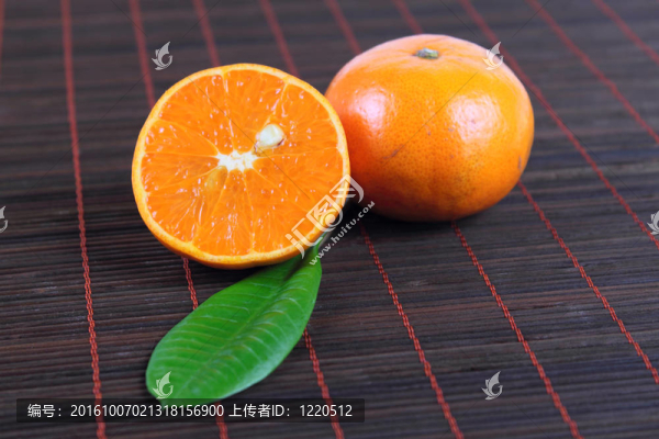 在竹餐巾兩個(gè)橘子