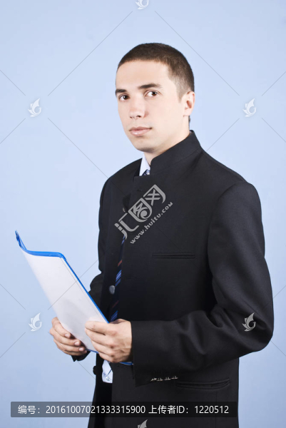 嚴(yán)肅的年輕商人與文件夾