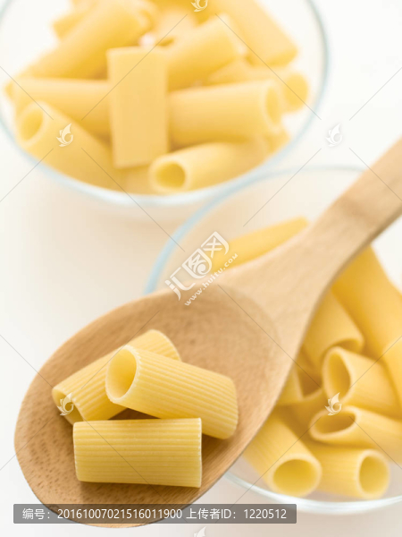 在玻璃碗里的生面團(tuán)