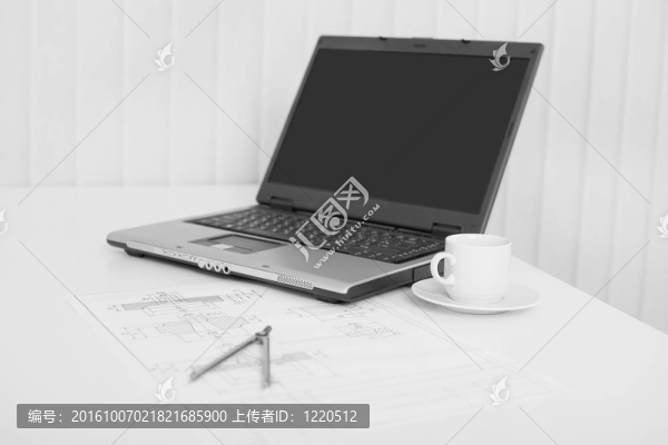 臺式電腦與筆記本電腦和圖紙
