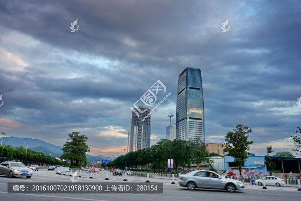 晚霞中的綠地中心