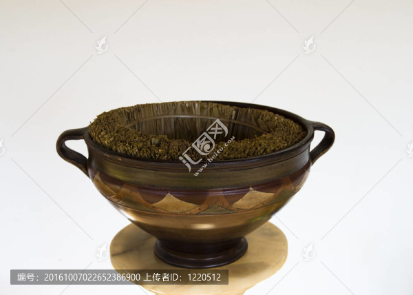 在石桌上的棕色木花瓶